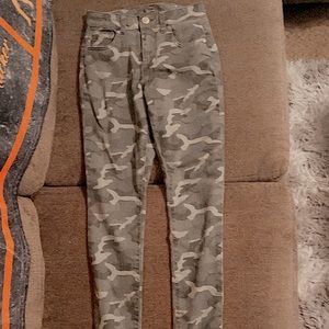 Camo Maurices jeans, stretchy, great condition